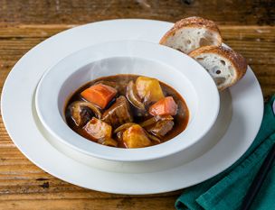 ビーフシチューに合う献立29選！手作りのおもてなしにも最適なご飯とおかずをご紹介