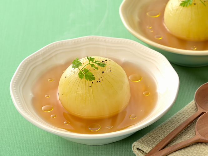 「マギー コンソメ 無添加」で丸ごと！玉ねぎスープ